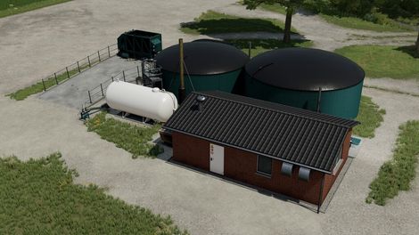 Häuschen der Biogasanlage im Vordergrund